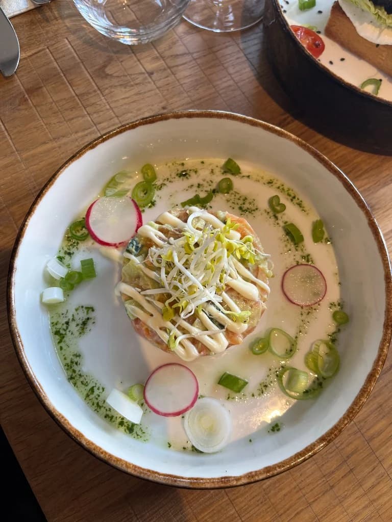 Zalm tartaar met radijs en kruiden