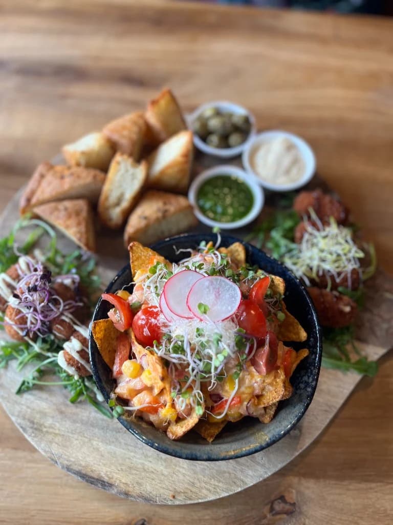 Borrelplank met nachos en dips