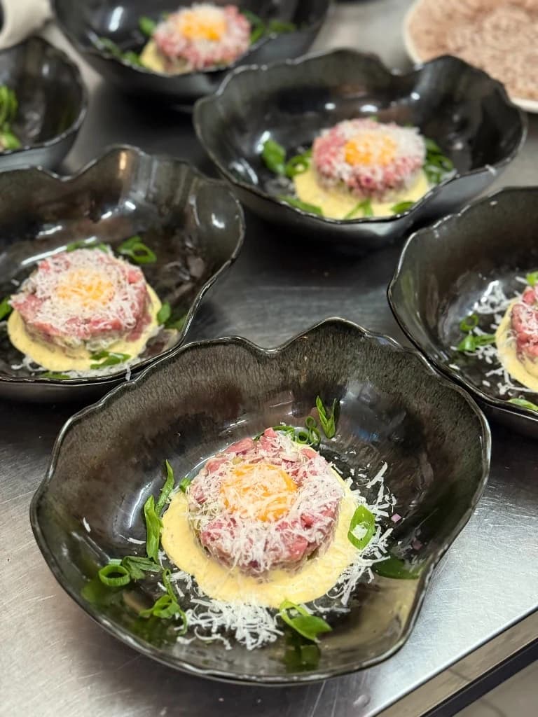 Steak tartaar met eidooier en Parmezaan