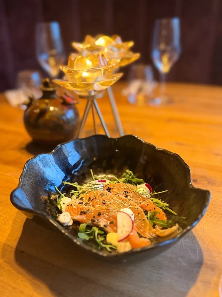 Gerecht bij kaarslicht met wijnglazen