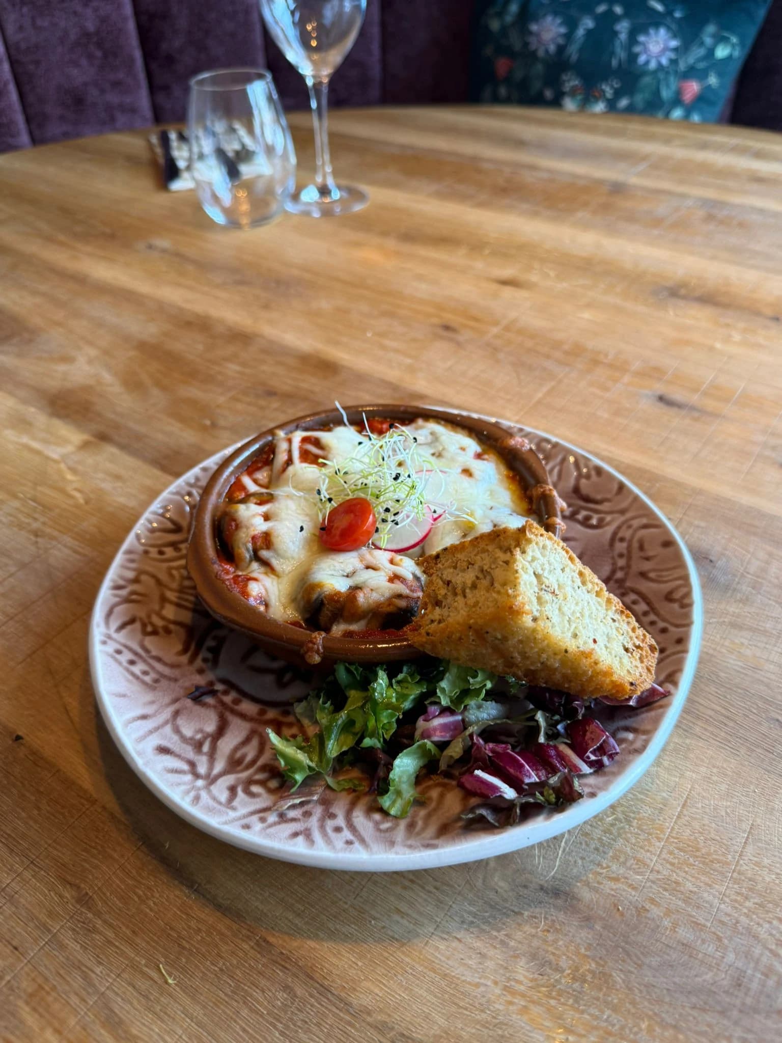 Brood met tomaat en basilicum