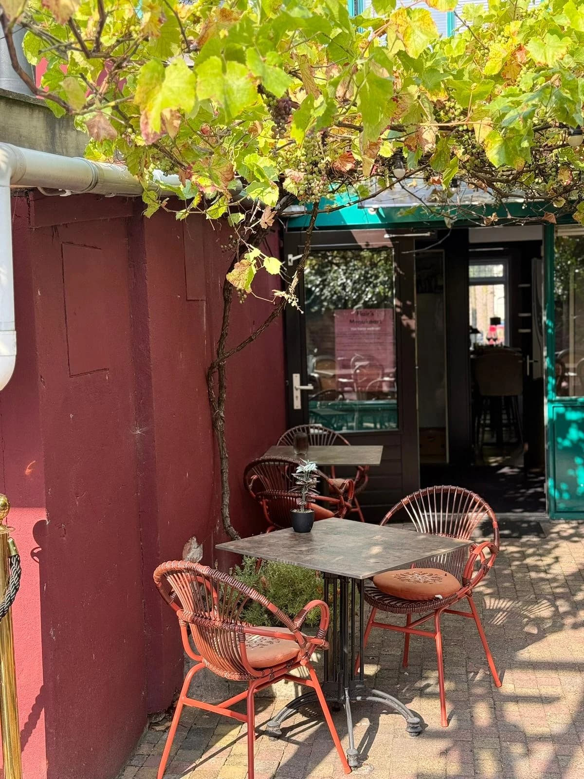 Terras en gevel van Brasserie Flair