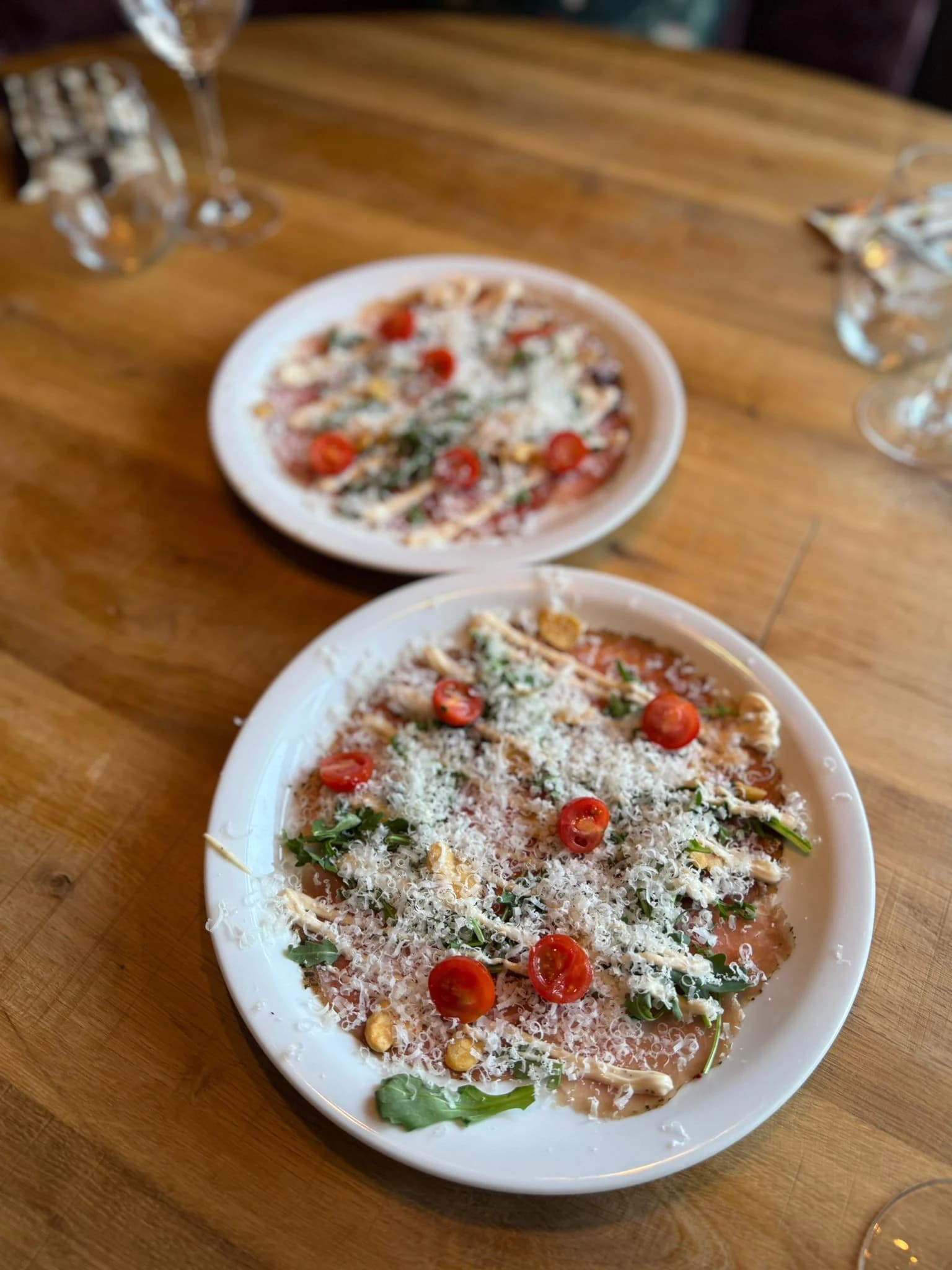 Carpaccio met sla en Parmezaan