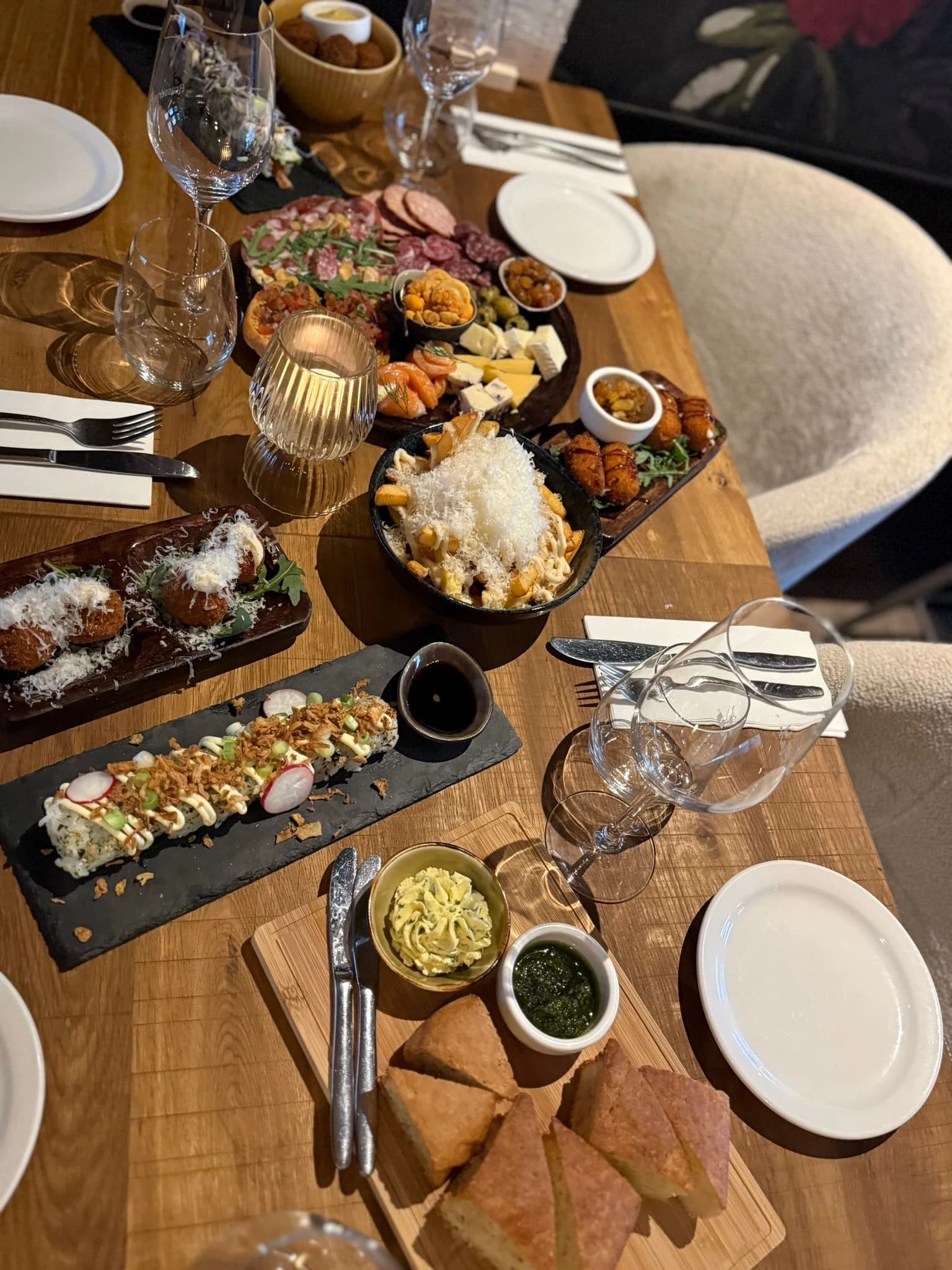 Tafel vol kleine gerechten bij shared dining