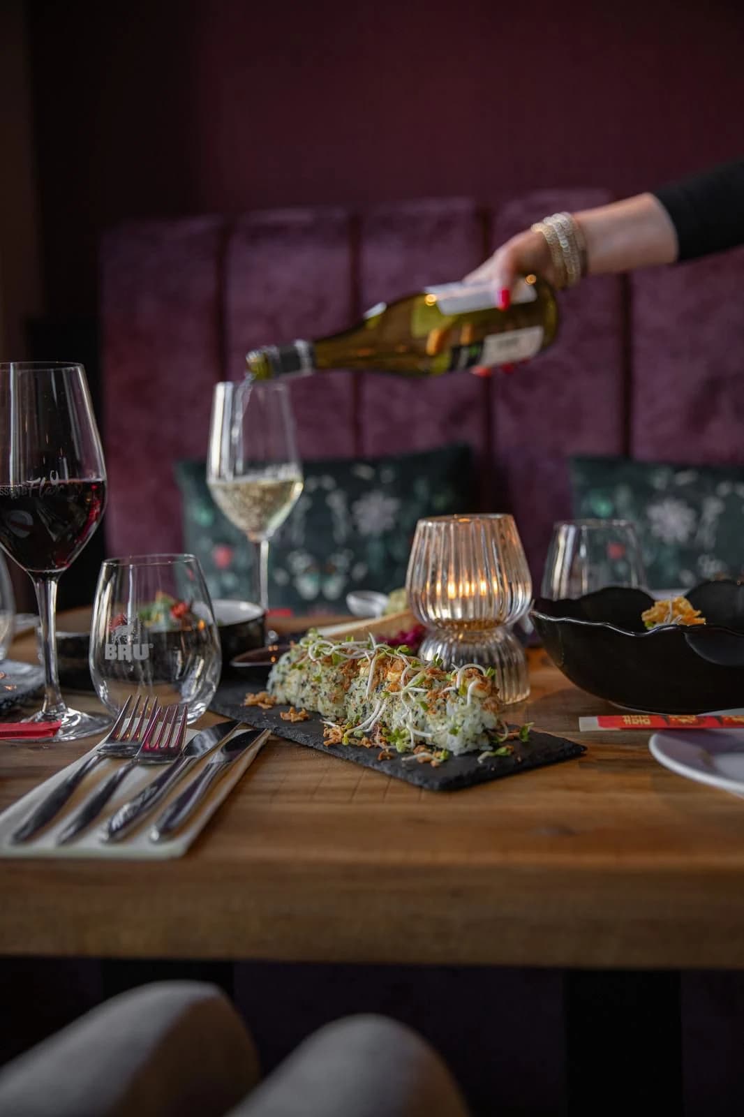Sushi met een glas wijn aan tafel