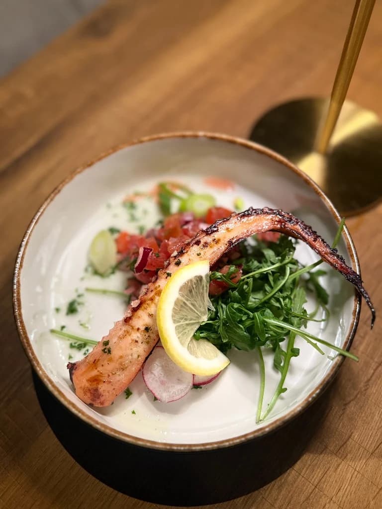 Gegrilde octopus met salade