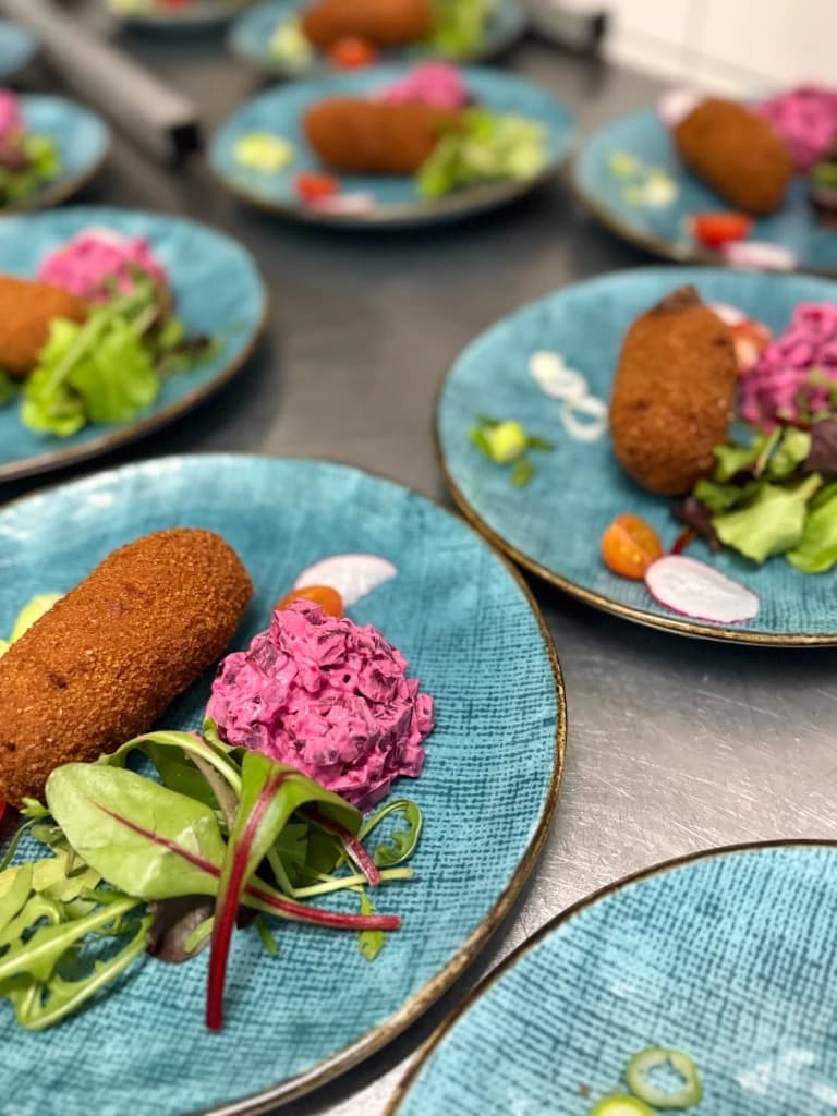 Warme borrelhapjes met kaas en kroketjes