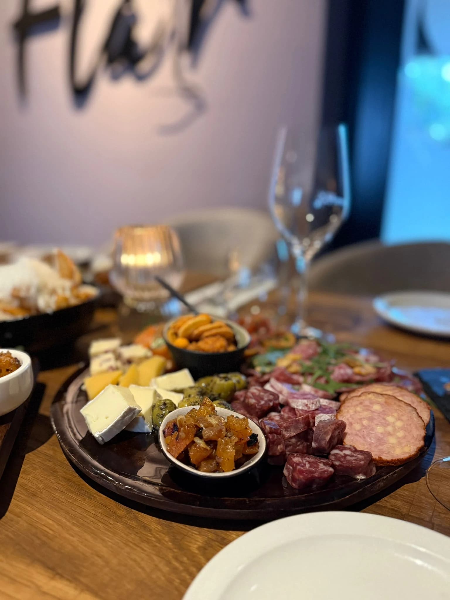 Borrelplank met diverse hapjes