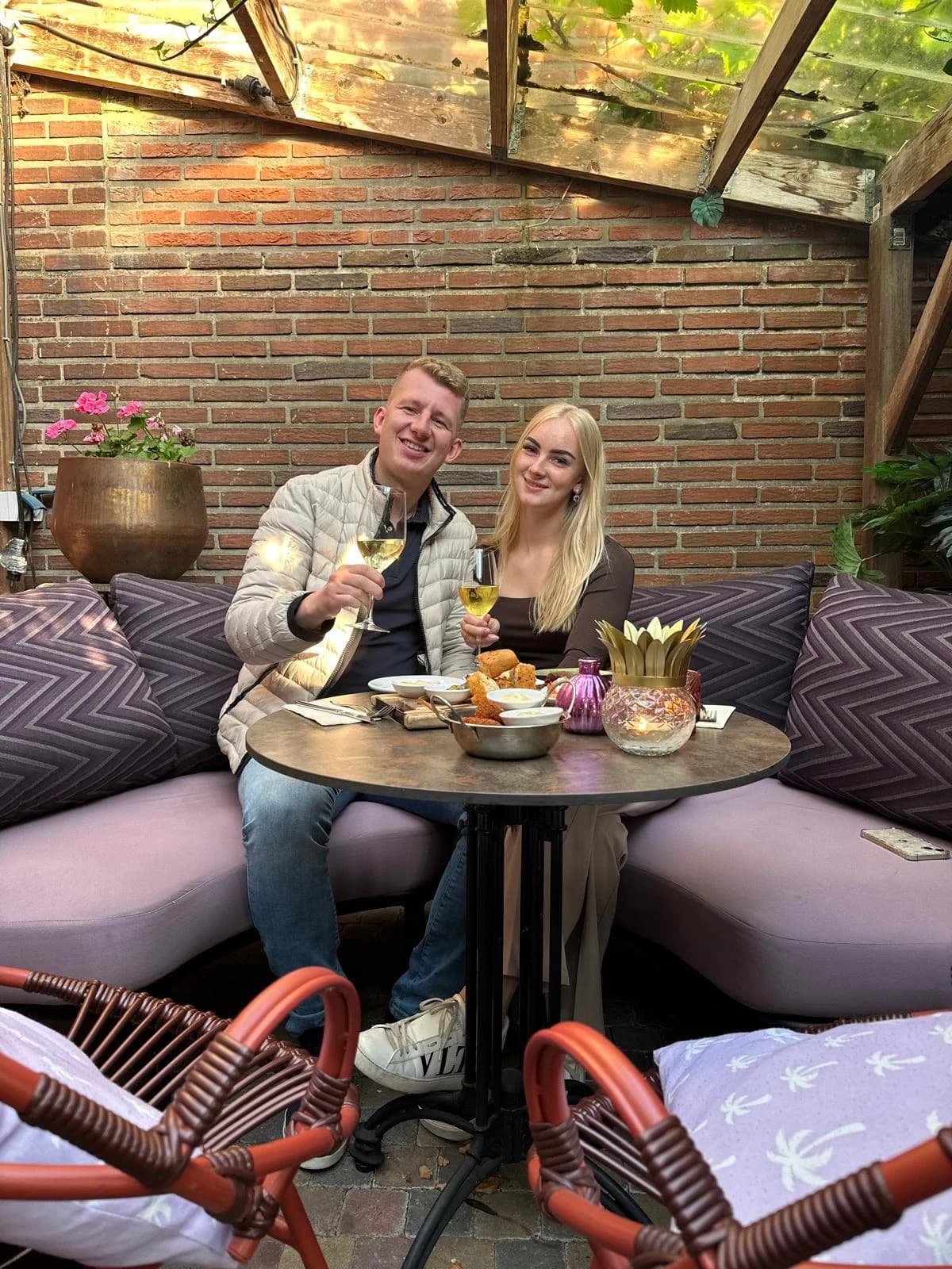 Terras met parasols in de binnentuin van Brasserie Flair