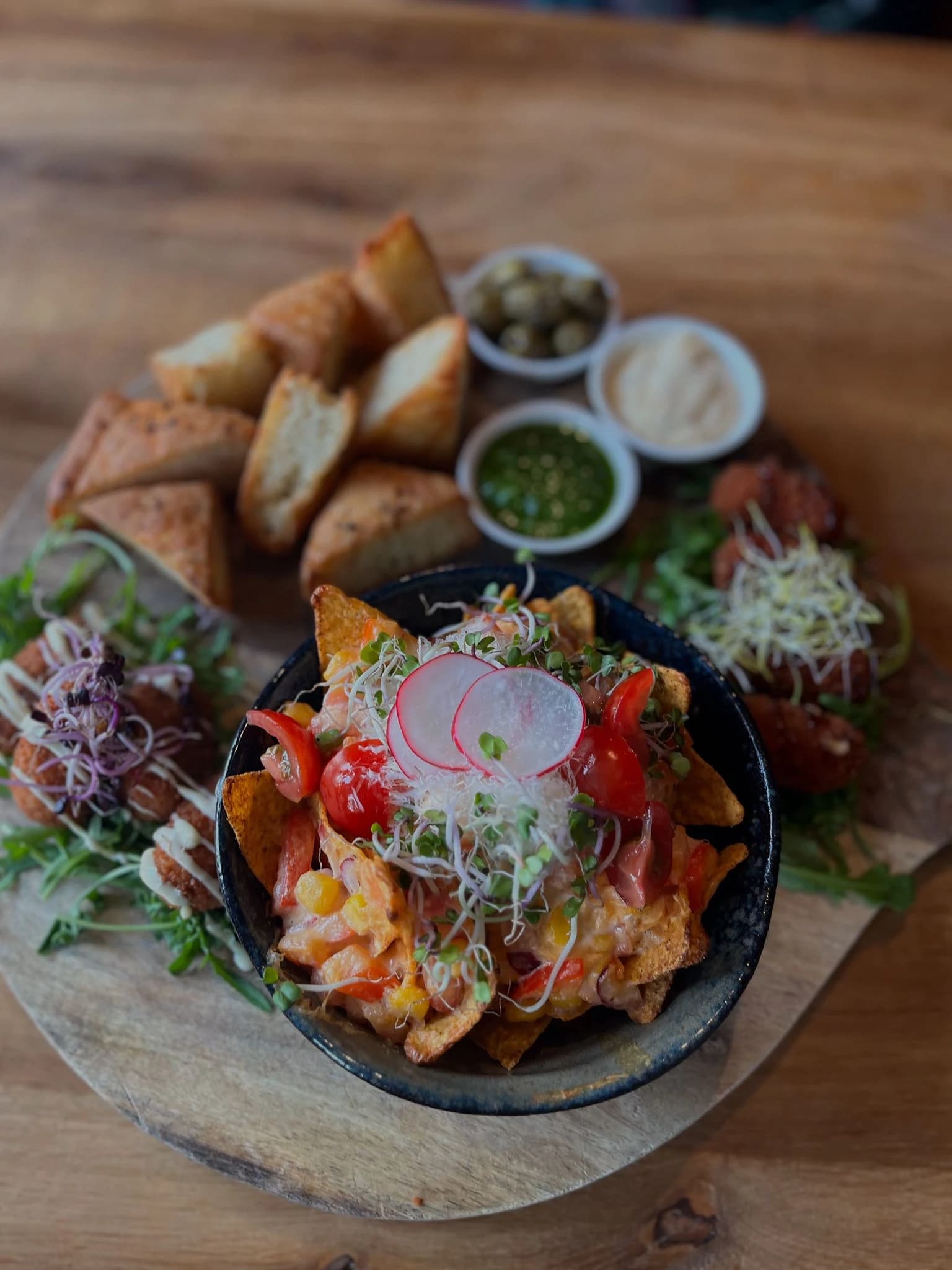 Nacho's met groentes, saus en kaas