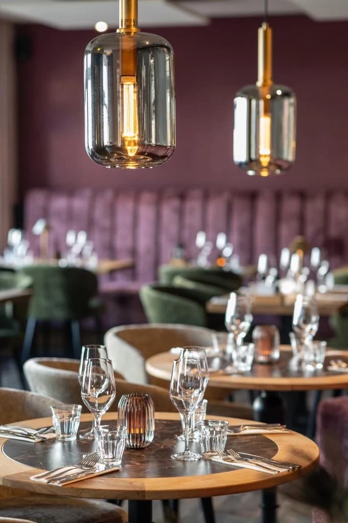 Interieur Brasserie Flair met designlampen